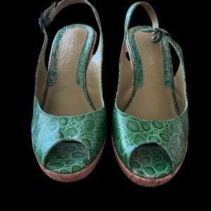 Women’s size 9 1/2 Via Spiga green leather snake print wedge styled shoes